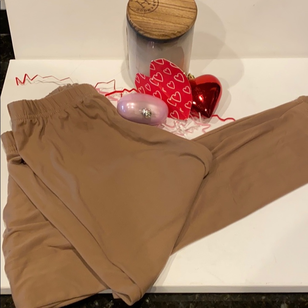 ALWAYS LEGGINGS- NEVER WORN- FALLS ABOVE ANKLES